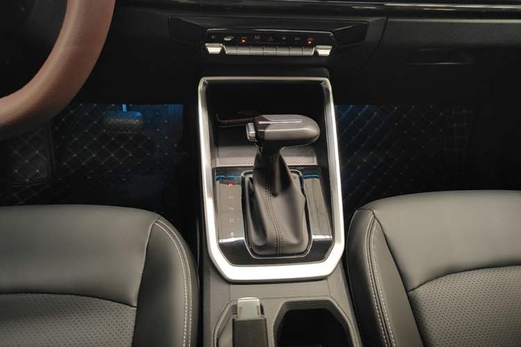 Used Wuling Alvez 2022 1.5L CVT Comfort Edition Gear Lever