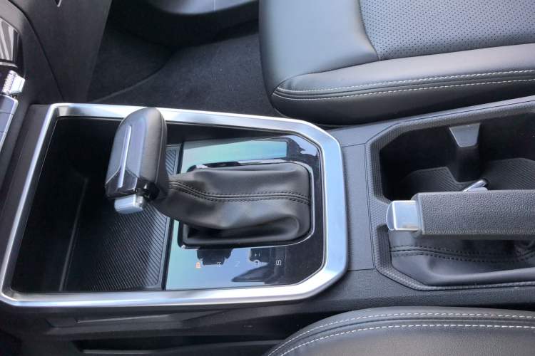Used Wuling Alvez 2022 1.5L CVT Comfort Edition Gear Lever