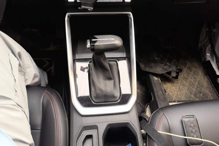 Used Wuling Alvez 2022 1.5T CVT Trendy & Cool Edition Gear Lever