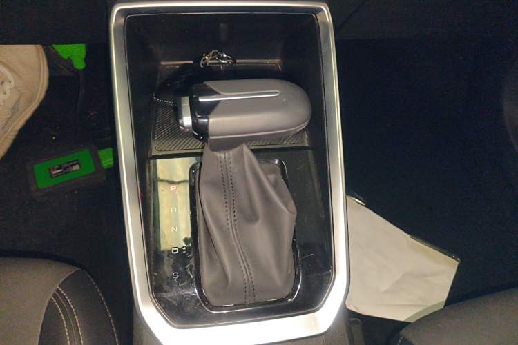 Used Wuling Alvez 2022 1.5L CVT Comfort Edition Gear Lever