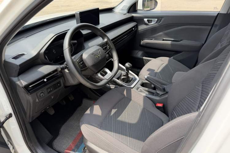 Used Wuling Alvez 2022 1.5L Manual Free-Style Model Interior 1