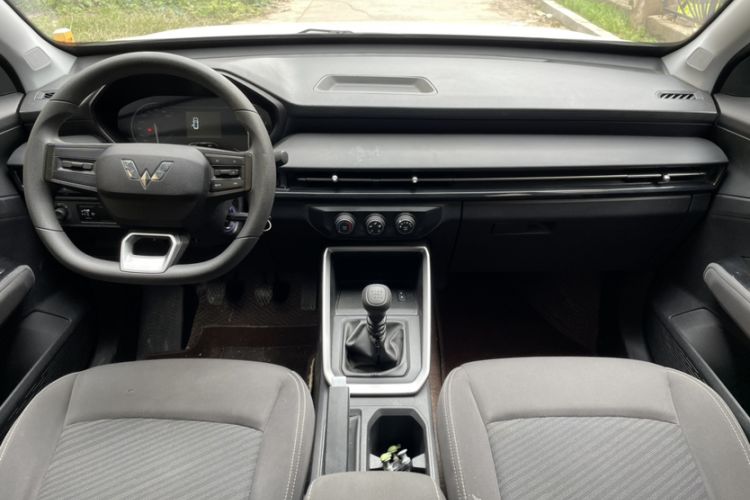 Used Wuling Alvez 2022 1.5L Manual Free-Style Model Interior 2