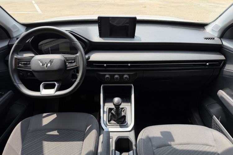 Used Wuling Alvez 2022 1.5L Manual Free-Style Model Interior 2
