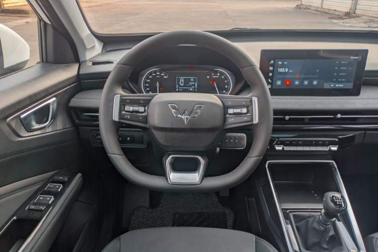 Used Wuling Alvez 2022 1.5L Manual Comfort Version Interior 2