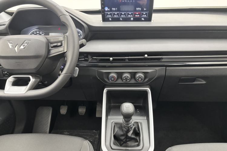 Used Wuling Alvez 2022 1.5L Manual Free-Style Model Interior 3