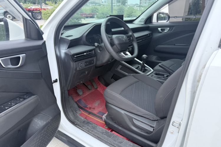 Used Wuling Alvez 2022 1.5L Manual Free-Style Model Interior 3