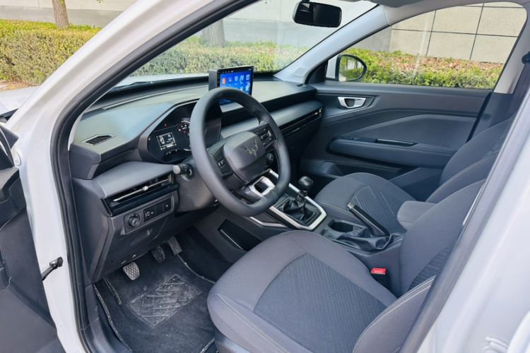 Used Wuling Alvez 2022 1.5L Manual Free-Style Model Interior 3