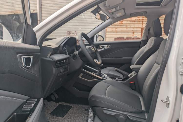 Used Wuling Alvez 2022 1.5L Manual Comfort Version Interior 3