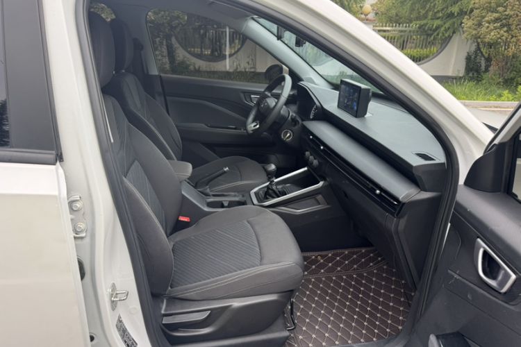 Used Wuling Alvez 2022 1.5L Manual Free-Style Model Interior 4