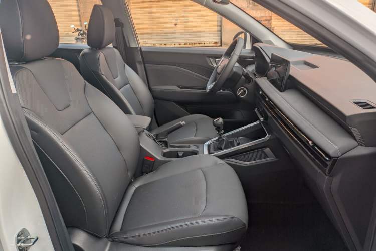 Used Wuling Alvez 2022 1.5L Manual Comfort Version Interior 5