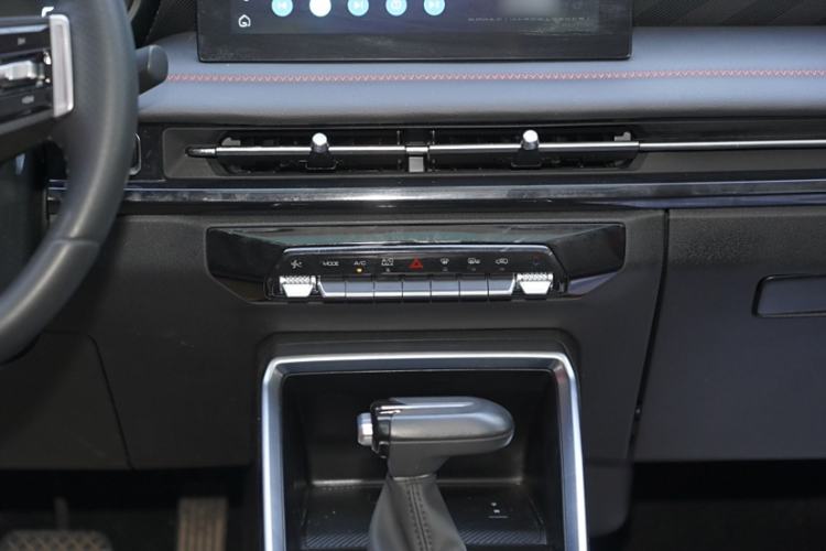 Used Wuling Alvez 2022 1.5T CVT Trendy & Cool Edition Interior 6
