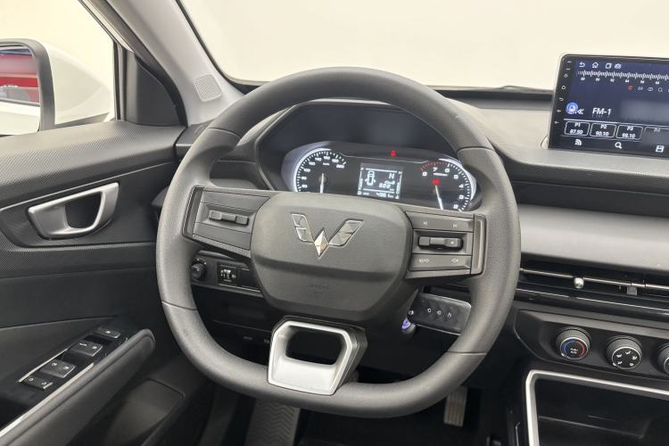 Used Wuling Alvez 2022 1.5L Manual Free-Style Model Interior 6