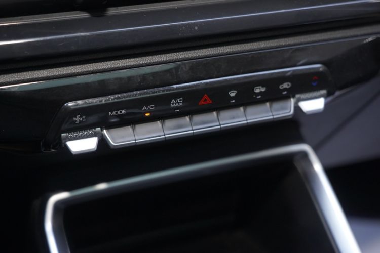 Used Wuling Alvez 2022 1.5T CVT Trendy & Cool Edition Interior 7