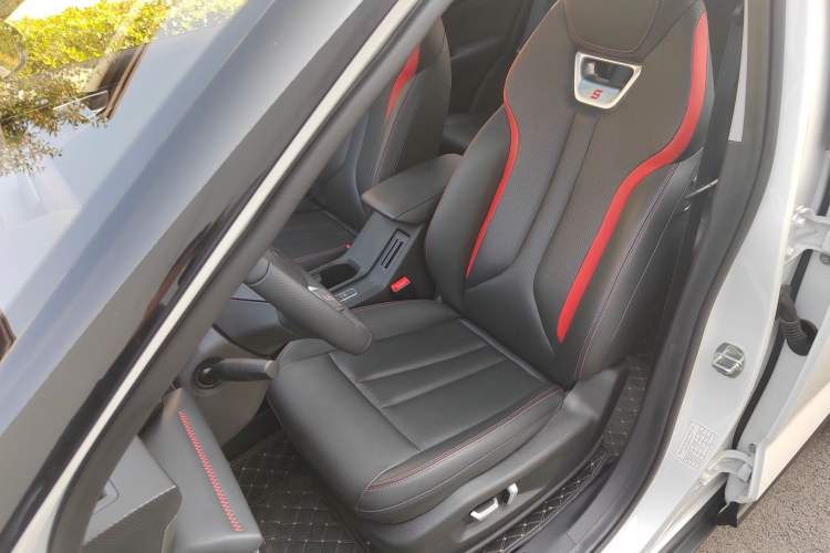 Used Wuling Alvez 2022 1.5T CVT Trendy & Cool Edition Left Front Seat