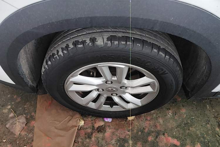 Used Wuling Alvez 2022 1.5L Manual Comfort Version Left Front Wheel Hub