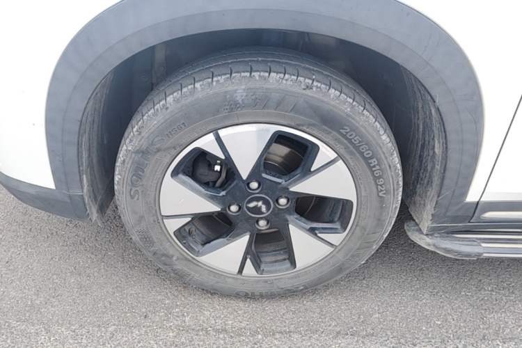 Used Wuling Alvez 2022 1.5L CVT Comfort Edition Left Front Wheel Hub