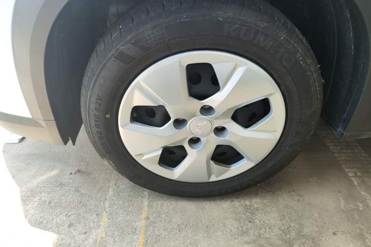 Used Wuling Alvez 2022 1.5L Manual Free-Style Model Left Front Wheel Hub