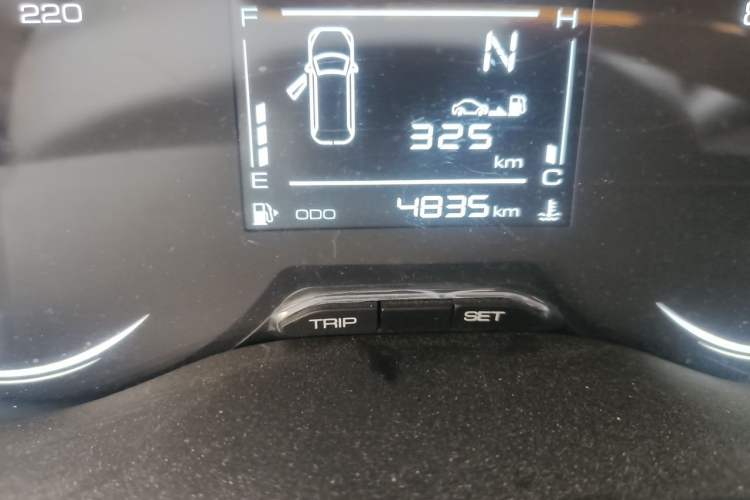 Used Wuling Alvez 2022 1.5L Manual Free-Style Model Odometer Close Up