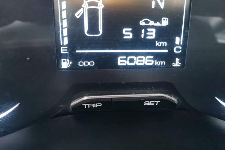 Used Wuling Alvez 2022 1.5L Manual Free-Style Model Odometer Close Up