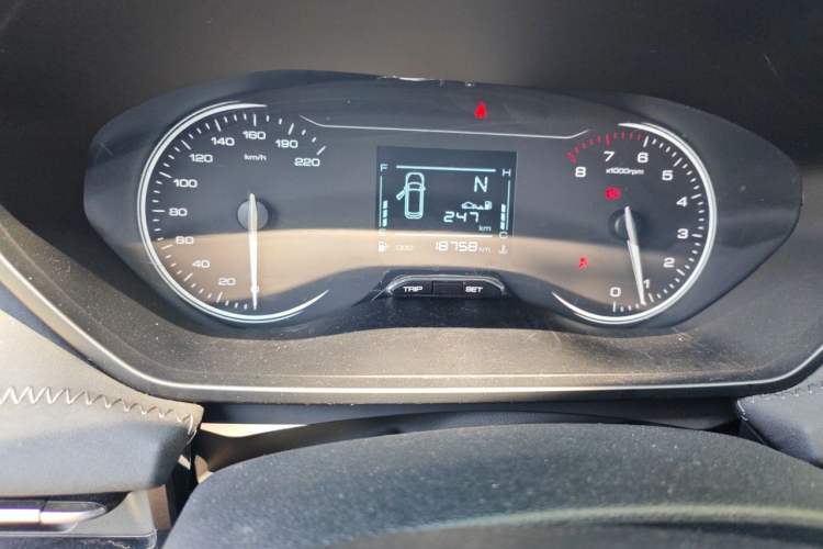 Used Wuling Alvez 2022 1.5L Manual Comfort Version Odometer Close Up