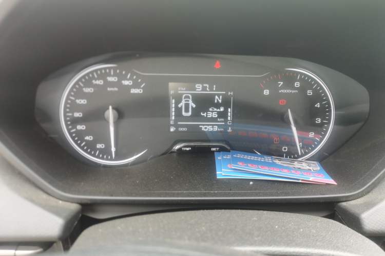 Used Wuling Alvez 2022 1.5L Manual Free-Style Model Odometer Close Up
