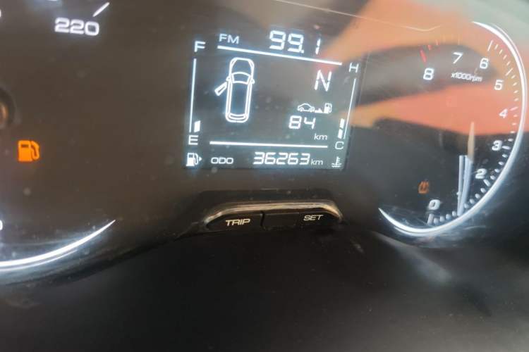 Used Wuling Alvez 2022 1.5L Manual Free-Style Model Odometer Close Up