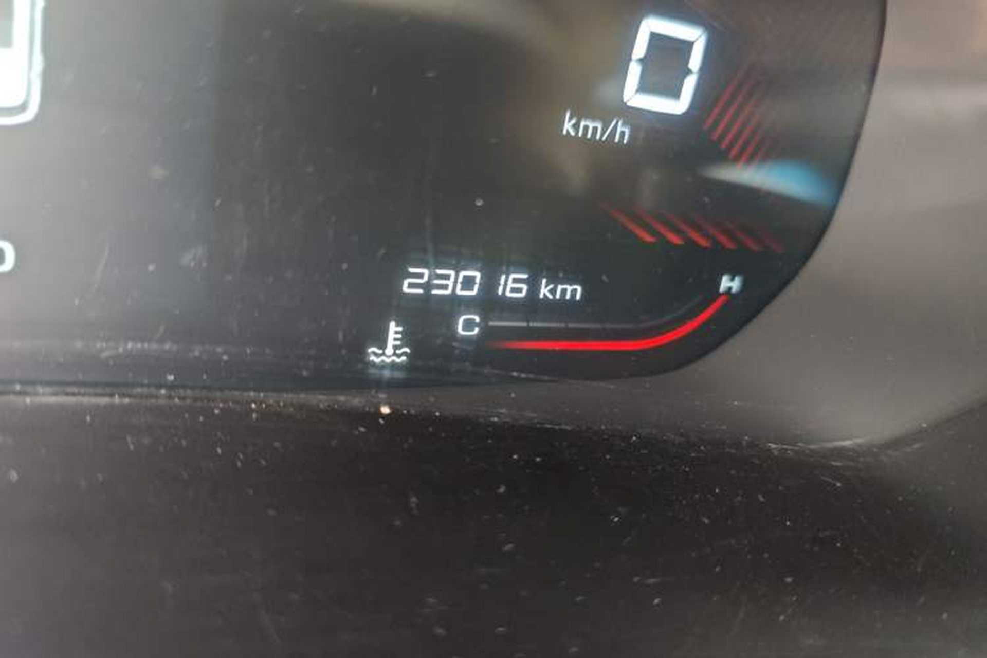 Used Wuling Alvez 2022 1.5T CVT Trendy & Cool Edition Odometer Close Up