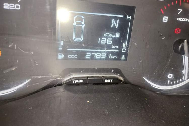 Used Wuling Alvez 2022 1.5L Manual Free-Style Model Odometer Close Up