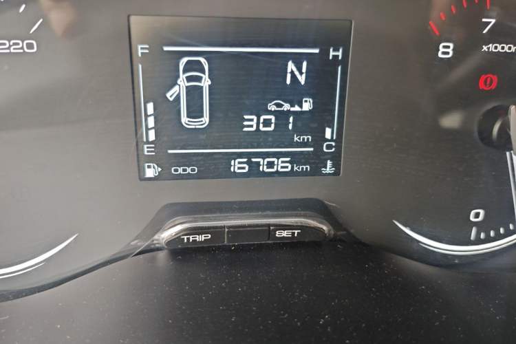 Used Wuling Alvez 2022 1.5L Manual Comfort Version Odometer Close Up