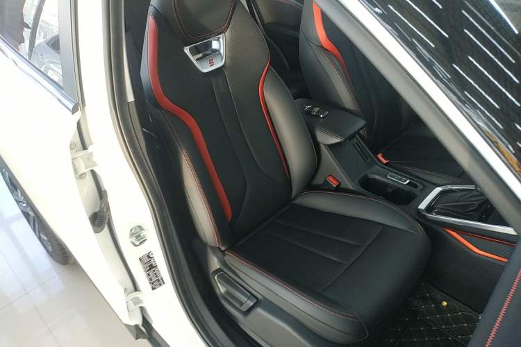 Used Wuling Alvez 2022 1.5T CVT Trendy & Cool Edition Right Front Seat