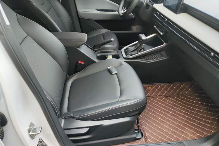 Used Wuling Alvez 2022 1.5L CVT Comfort Edition Right Front Seat