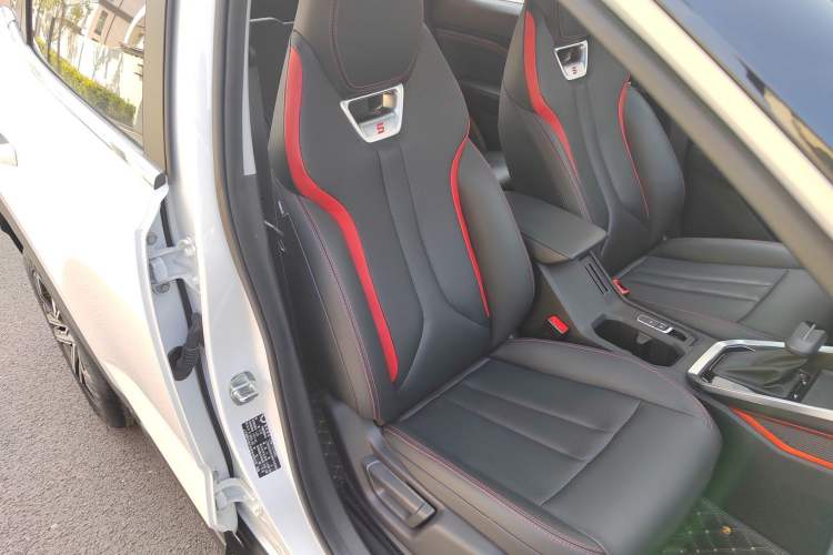 Used Wuling Alvez 2022 1.5T CVT Trendy & Cool Edition Right Front Seat