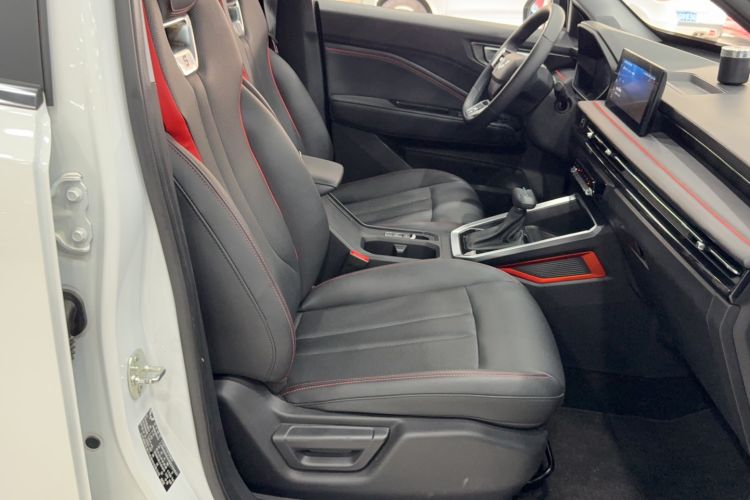 Used Wuling Alvez 2022 1.5T CVT Trendy & Cool Edition Right Front Seat