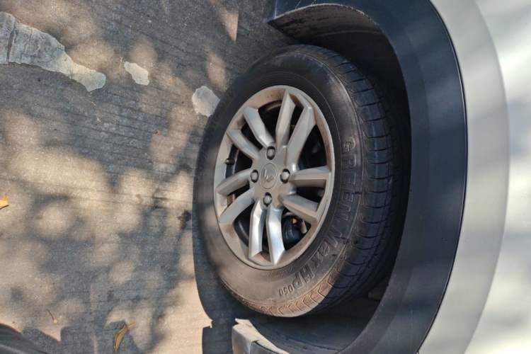 Used Wuling Alvez 2022 1.5L Manual Comfort Version Right Front Wheel Hub