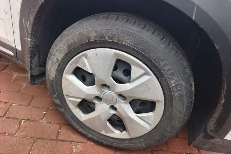 Used Wuling Alvez 2022 1.5L Manual Free-Style Model Right Front Wheel Hub