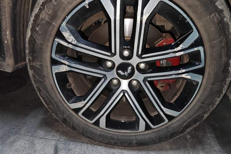Used Wuling Alvez 2022 1.5T CVT Trendy & Cool Edition Right Front Wheel Hub