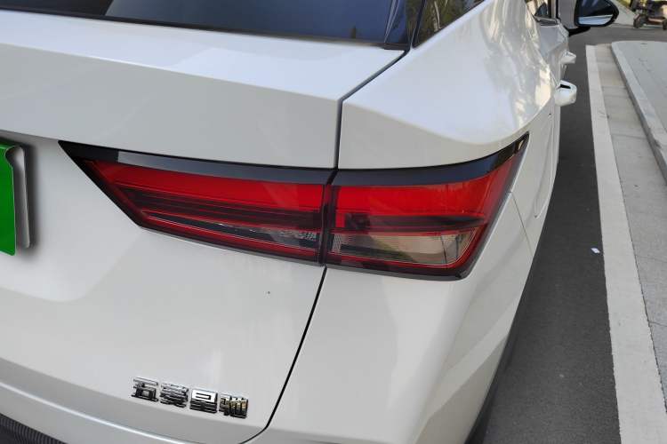 Used Wuling Alvez 2022 1.5T CVT Trendy & Cool Edition Right Rear Taillight