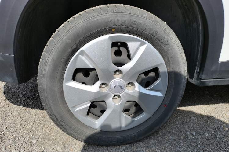 Used Wuling Alvez 2022 1.5L Manual Free-Style Model Right Rear Wheel Hub