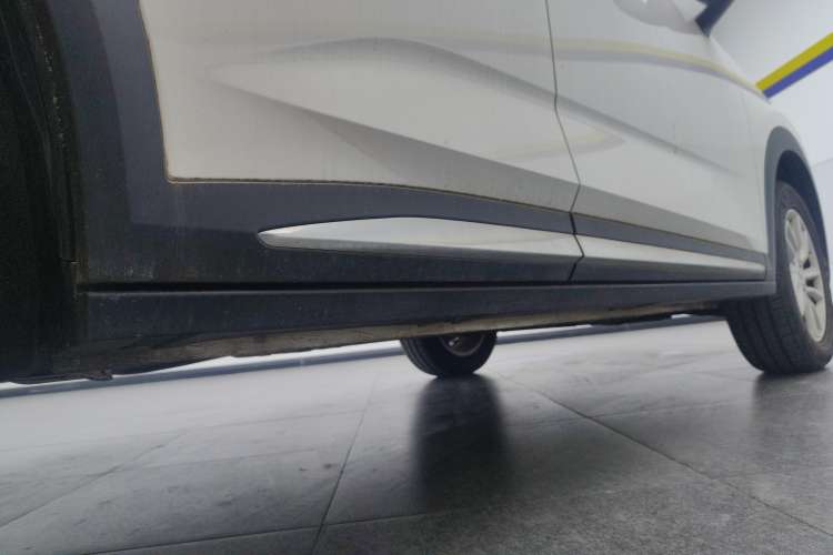 Used Wuling Alvez 2022 1.5L Manual Comfort Version Right Side Sill