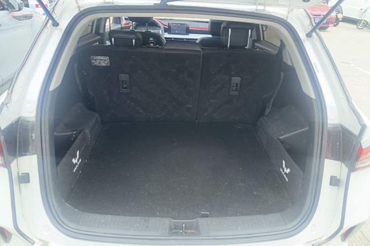 Used Wuling Alvez 2022 1.5L CVT Comfort Edition Trunk