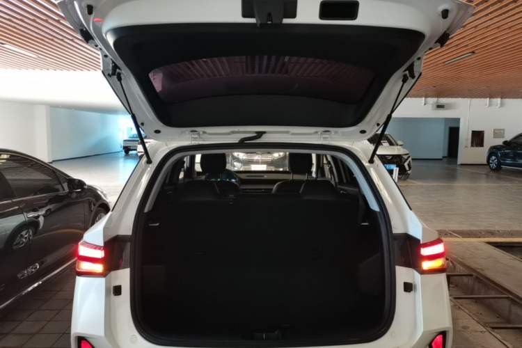 Used Wuling Alvez 2022 1.5L Manual Free-Style Model Trunk