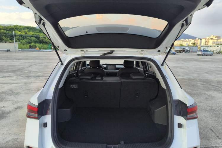 Used Wuling Alvez 2022 1.5L CVT Comfort Edition Trunk