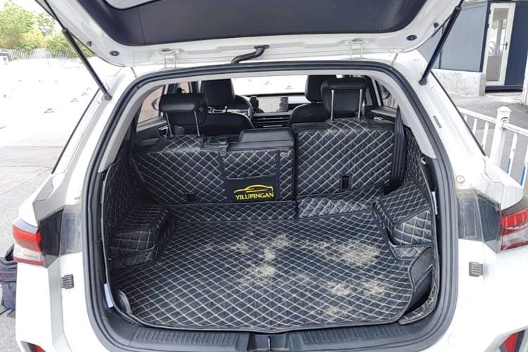 Used Wuling Alvez 2022 1.5L CVT Comfort Edition Trunk