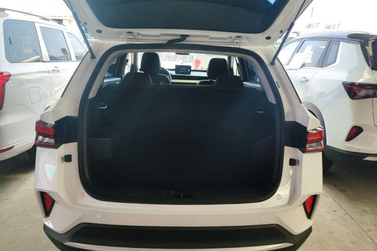 Used Wuling Alvez 2022 1.5L Manual Free-Style Model Trunk