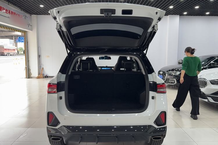 Used Wuling Alvez 2022 1.5T CVT Trendy & Cool Edition Trunk