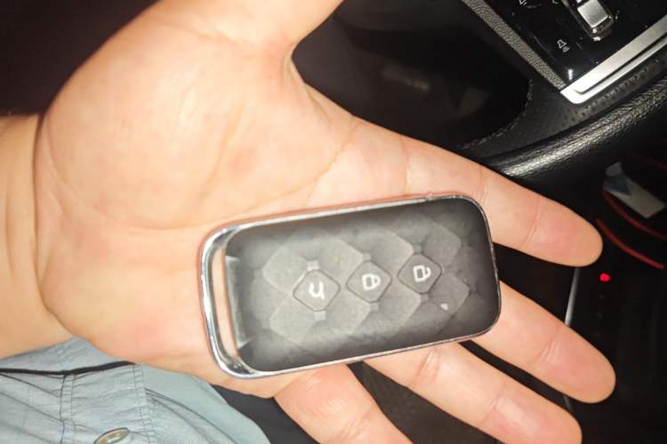 Used Wuling Alvez 2022 1.5T CVT Trendy & Cool Edition Vehicle Key