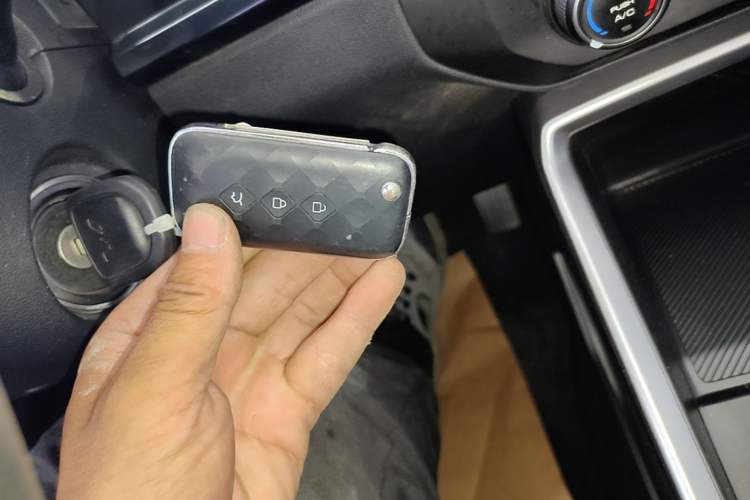 Used Wuling Alvez 2022 1.5L Manual Free-Style Model Vehicle Key
