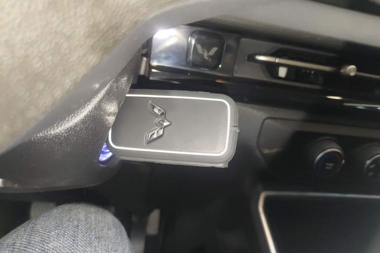 Used Wuling Alvez 2022 1.5L Manual Free-Style Model Vehicle Key