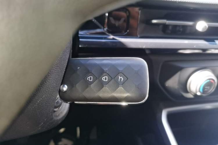 Used Wuling Alvez 2022 1.5L Manual Free-Style Model Vehicle Key