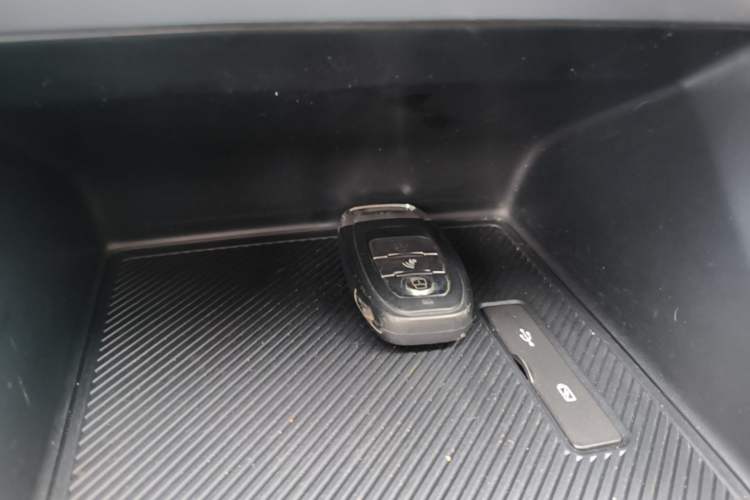 Used Wuling Alvez 2022 1.5L Manual Free-Style Model Vehicle Key